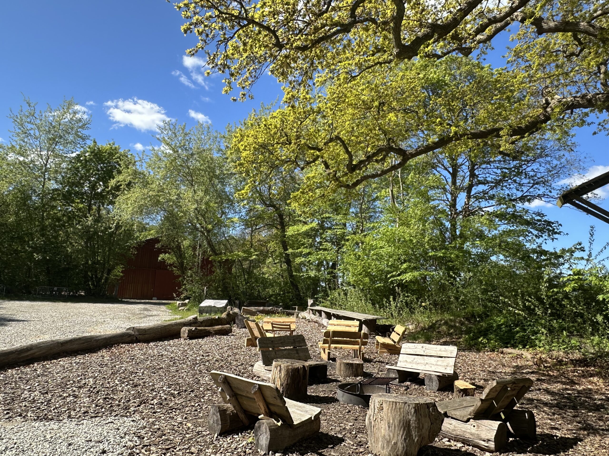 Loungeområde med komfortable møbler – ideelt til afslapning i solen